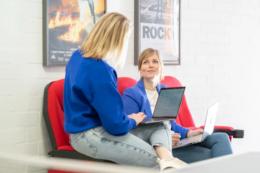 Mariëlle en Linda in overleg op de bioscoopstoelen