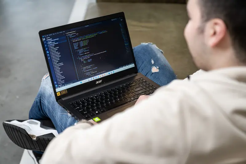 Youssri aan het werk achter zijn laptop