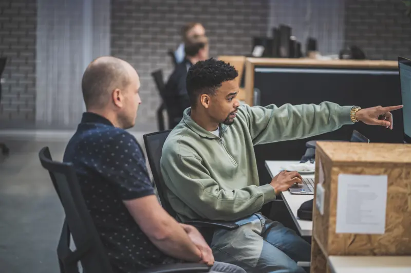 online marketeers samen in overleg achter een laptop