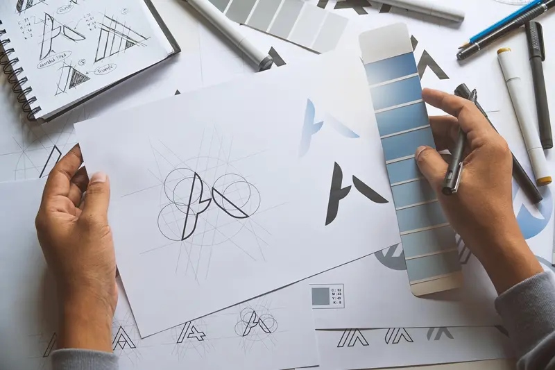 afbeelding van een schets op papier van een logo