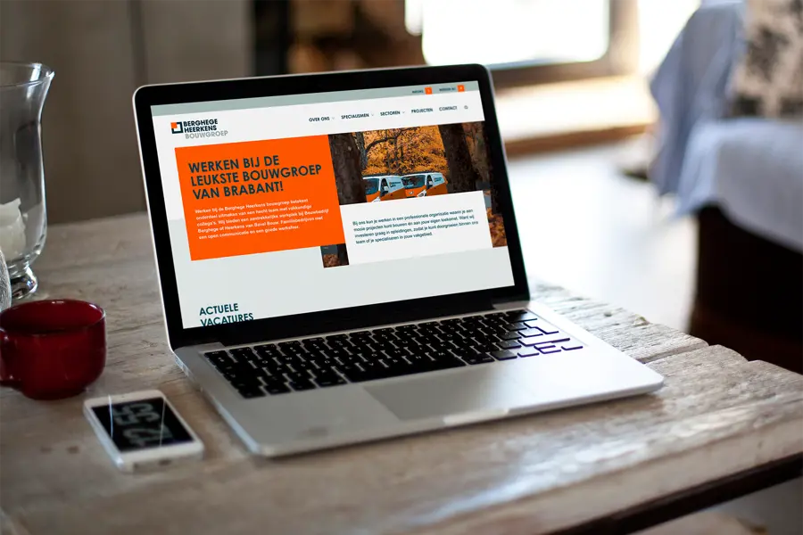 afbeelding webpagina van berghege heerkens bouwgroep op een laptop die op tafel staat