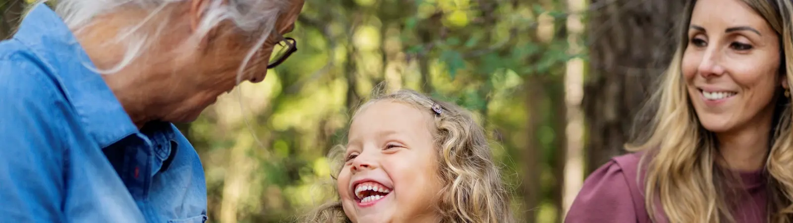 drie generaties vrouwen lachend op de foto