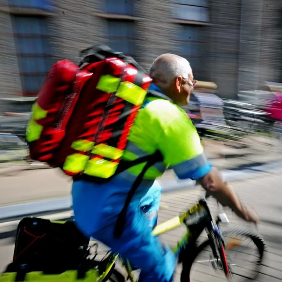 Event Medical Service medewerker op fiets in het verkeer
