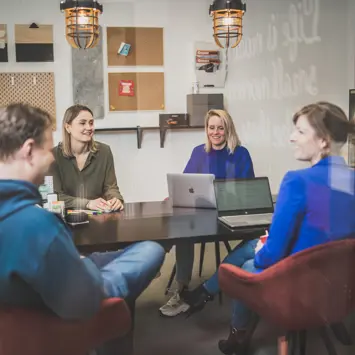 foto van medewerkers in overleg in de vergaderruimte