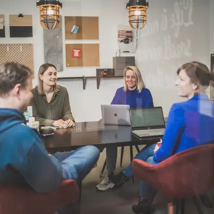 foto van medewerkers in overleg in de vergaderruimte