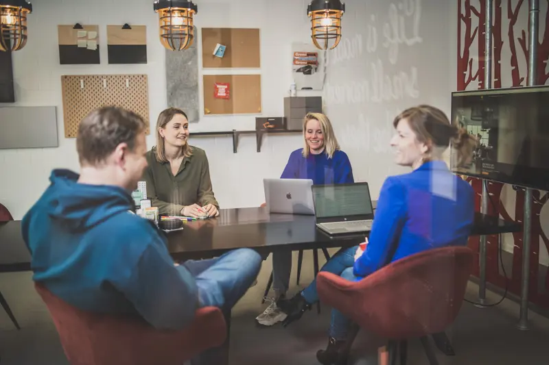 foto van medewerkers in overleg in de vergaderruimte