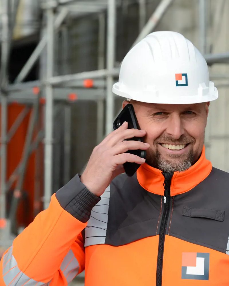 afbeelding bellende medewerker van berghege heerkens bouwgroep