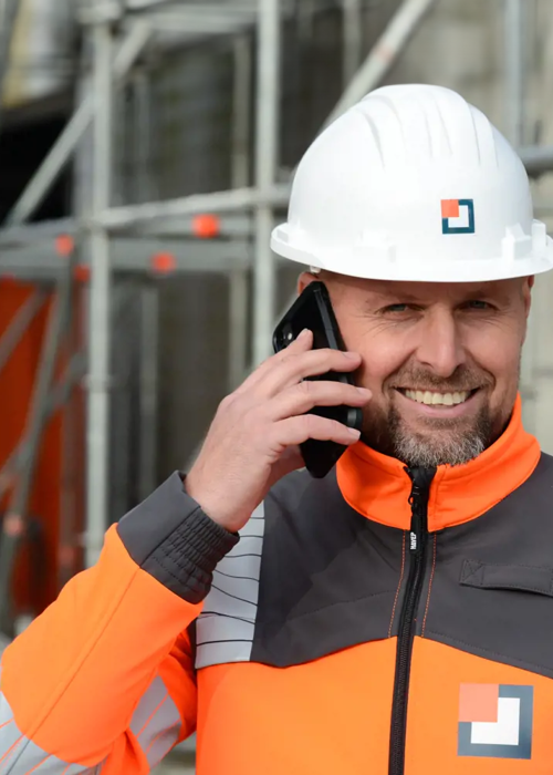 afbeelding bellende medewerker van berghege heerkens bouwgroep