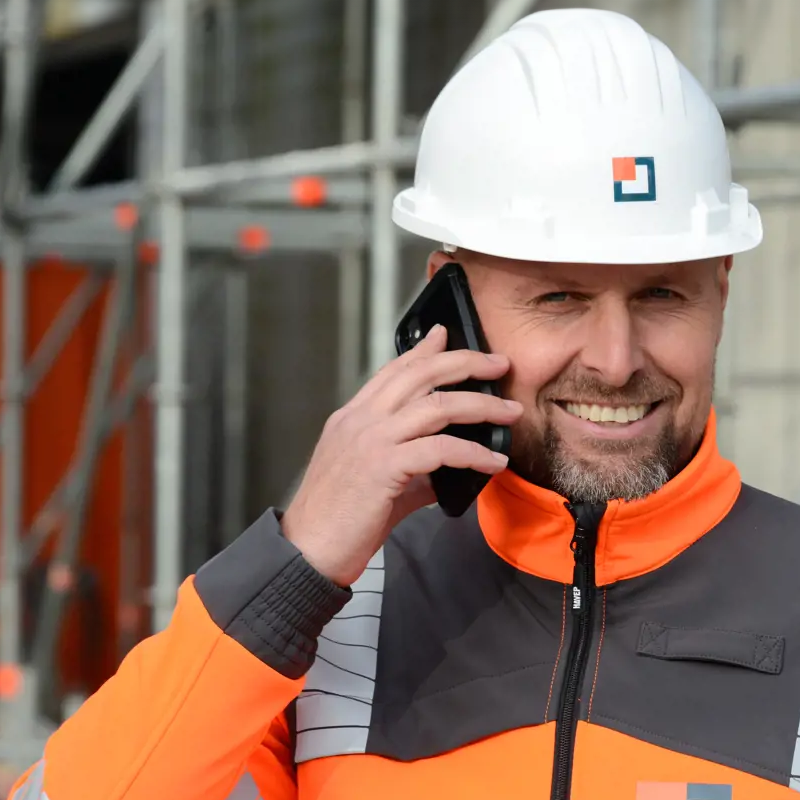 afbeelding bellende medewerker van berghege heerkens bouwgroep