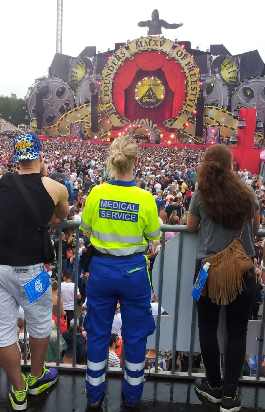 Event Medical Service medewerker kijkend naar podium op festival