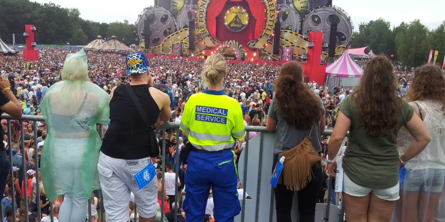Event Medical Service medewerker kijkend naar podium op festival