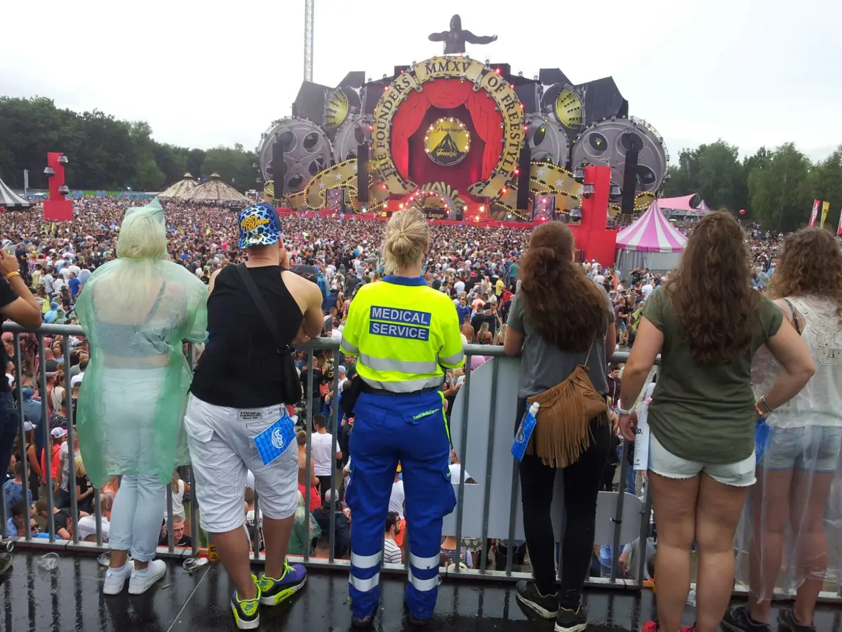 Event Medical Service medewerker kijkend naar podium op festival