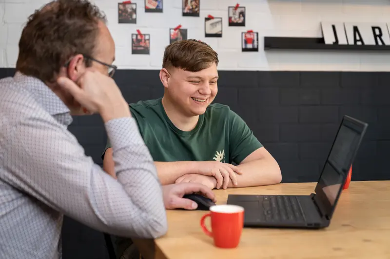 Jeroen en Andres samen achter een laptop