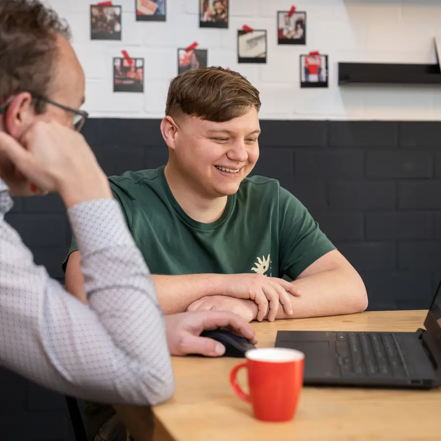 Jeroen en Andres samen achter een laptop