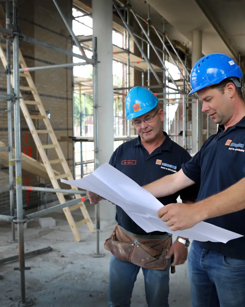 medewerkers Hendriks Bouw en Ontwikkeling kijken bij een project naar de plattegrond