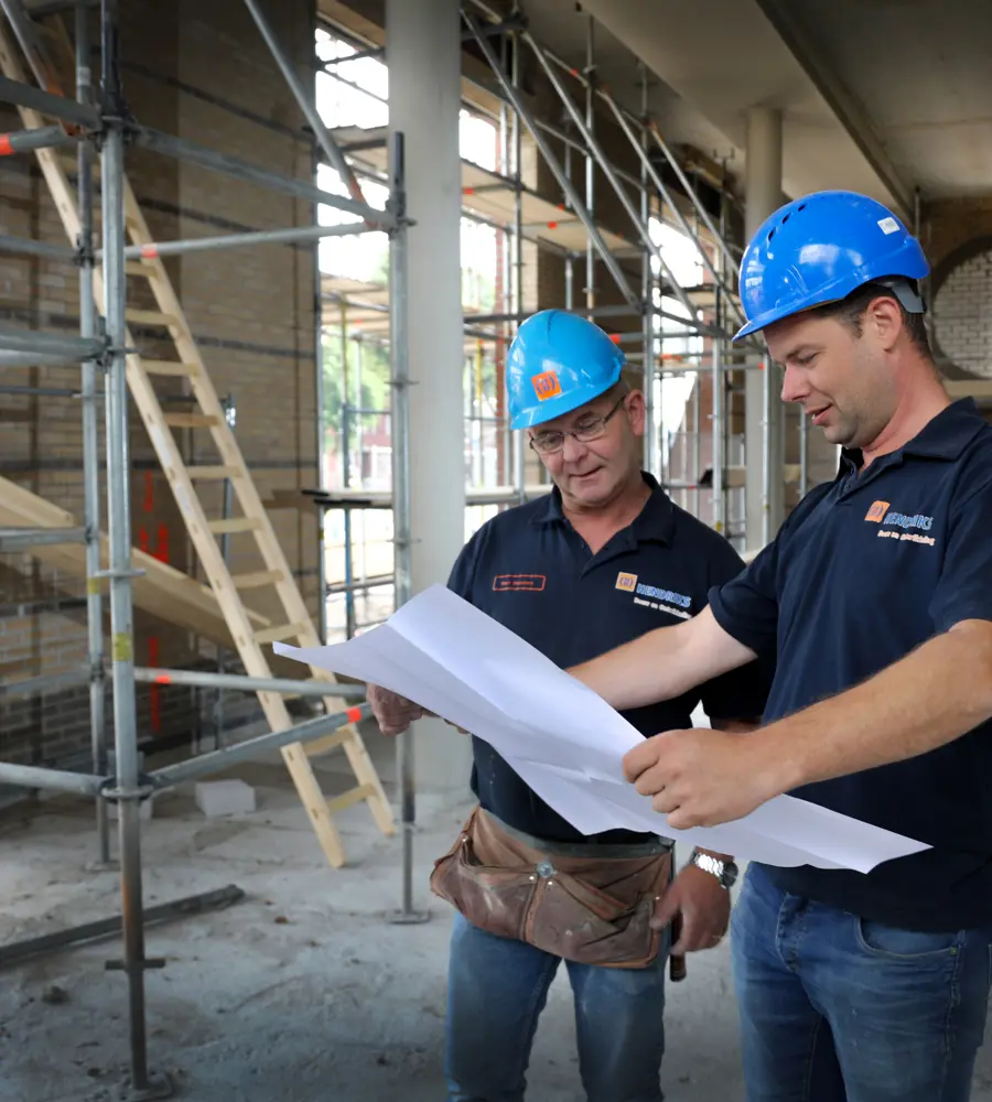 medewerkers Hendriks Bouw en Ontwikkeling kijken bij een project naar de plattegrond