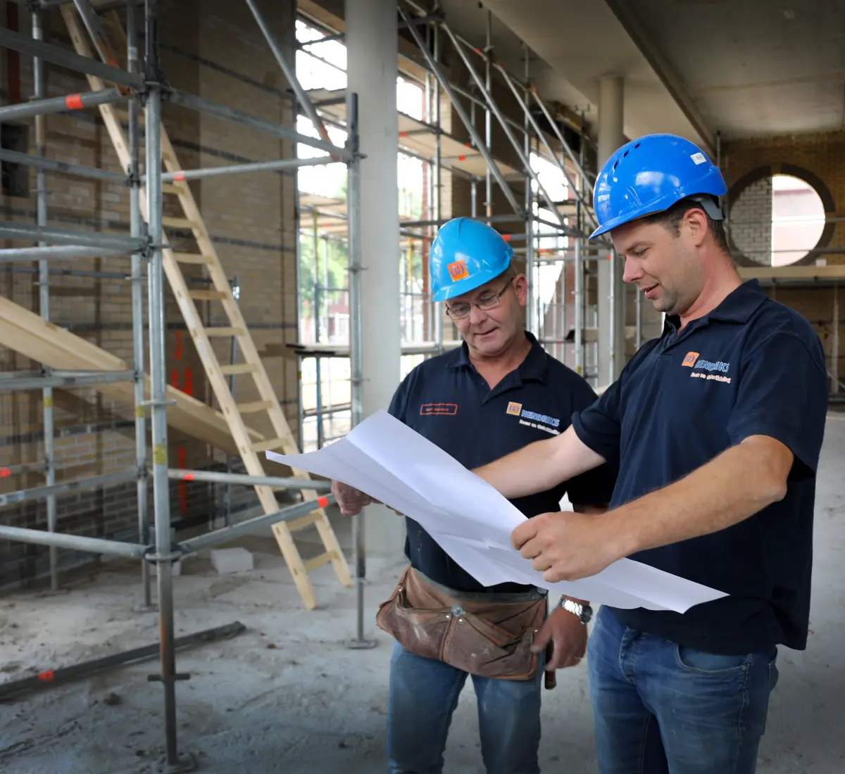 medewerkers Hendriks Bouw en Ontwikkeling kijken bij een project naar de plattegrond