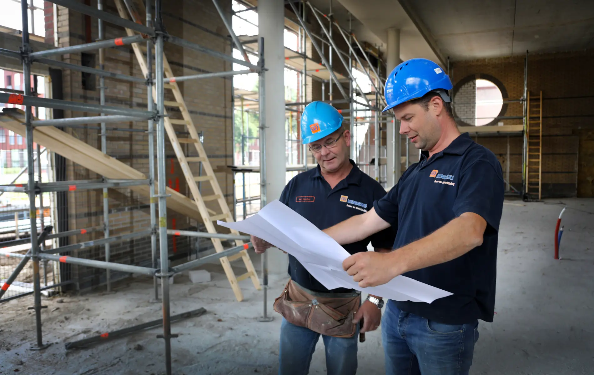 medewerkers Hendriks Bouw en Ontwikkeling kijken bij een project naar de plattegrond
