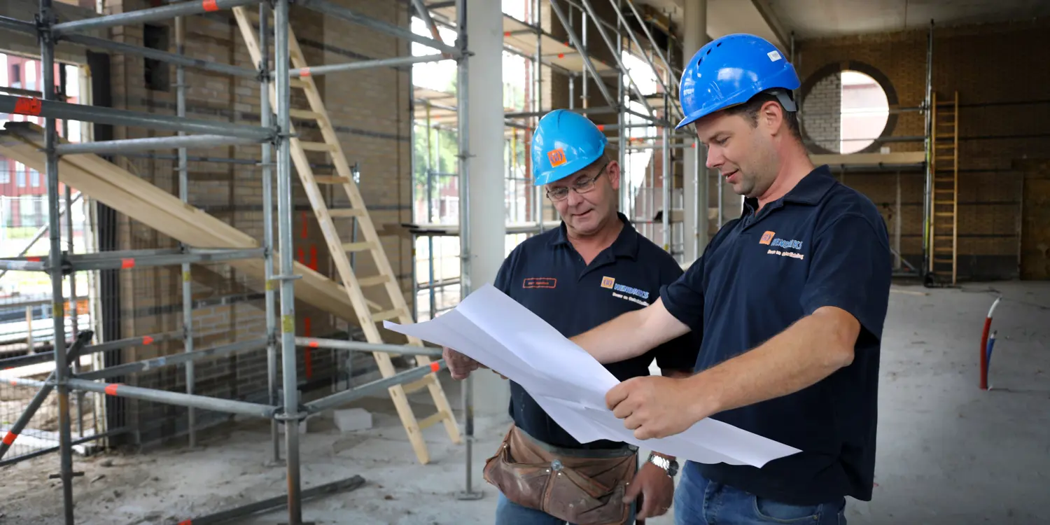 medewerkers Hendriks Bouw en Ontwikkeling kijken bij een project naar de plattegrond