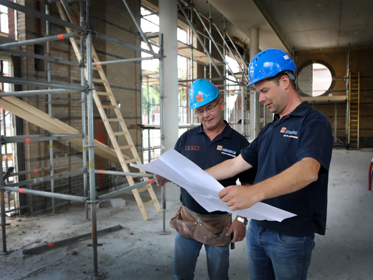 medewerkers Hendriks Bouw en Ontwikkeling kijken bij een project naar de plattegrond