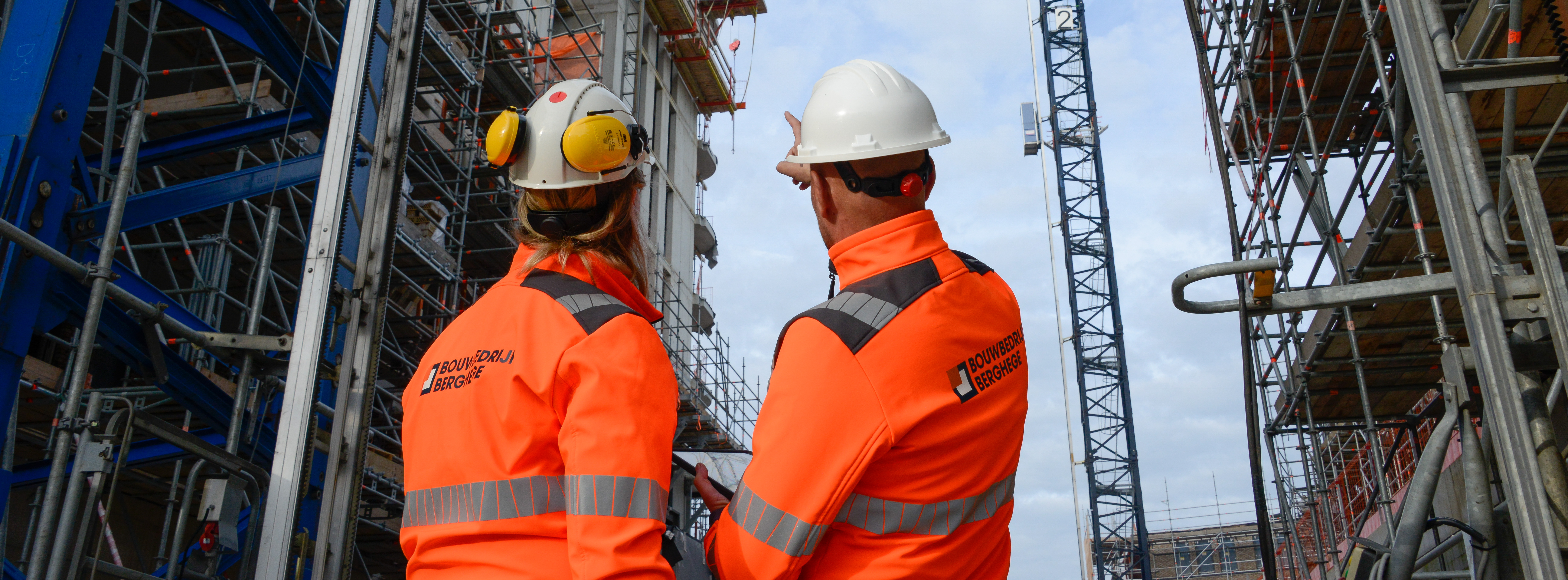 afbeelding 2 werknemers van berghege heerkens bouwgroep op bouwplaats