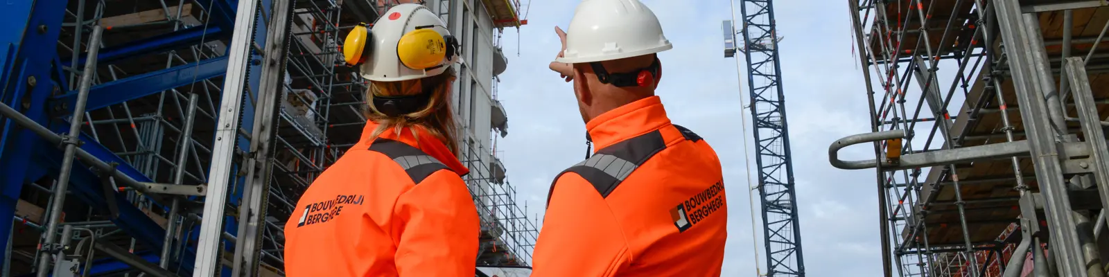 afbeelding 2 werknemers van berghege heerkens bouwgroep op bouwplaats