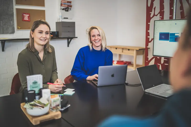 Dominique en Mariëlle in gesprek met Ralph in de vergaderruimte