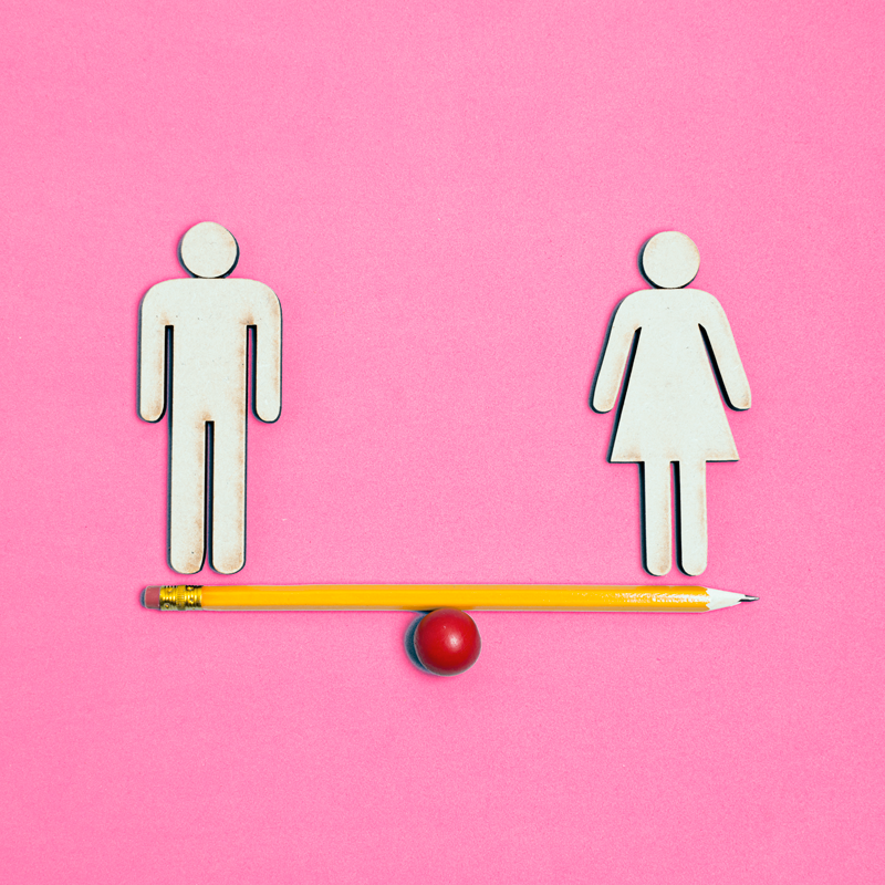 afbeelding man en vrouw icoon balancerend op potlood met balletje in het midden op een roze achtergrond