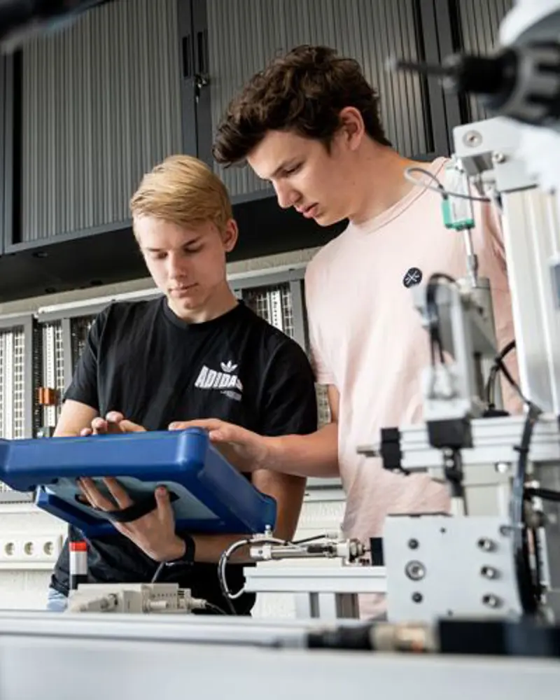 studenten van Koning Willem 1 College samen achter de techniek