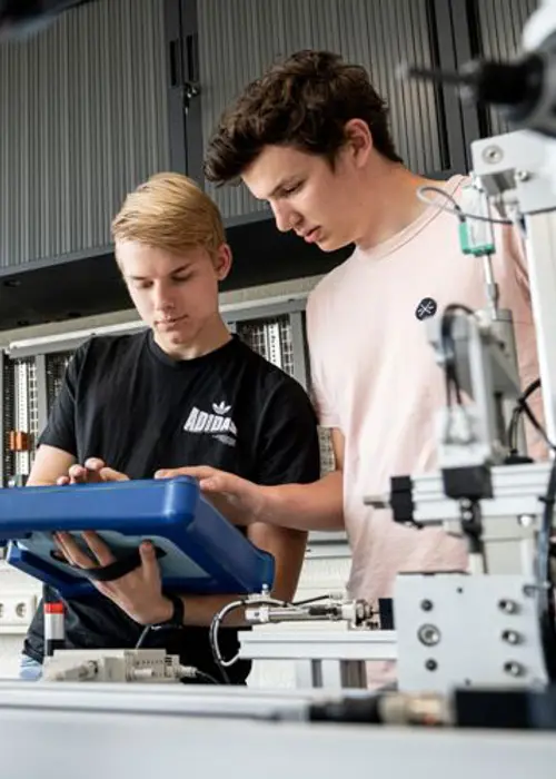 studenten van Koning Willem 1 College samen achter de techniek