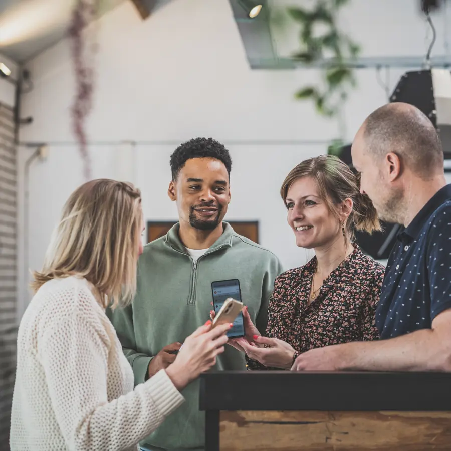 foto van overleg tussen medewerkers