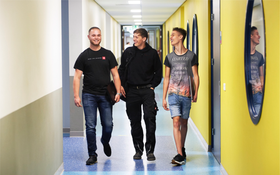 studenten lopen door de gang bij koning willem 1 college