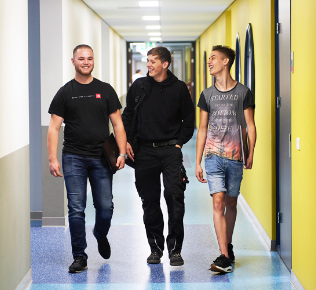 studenten lopen door de gang bij koning willem 1 college