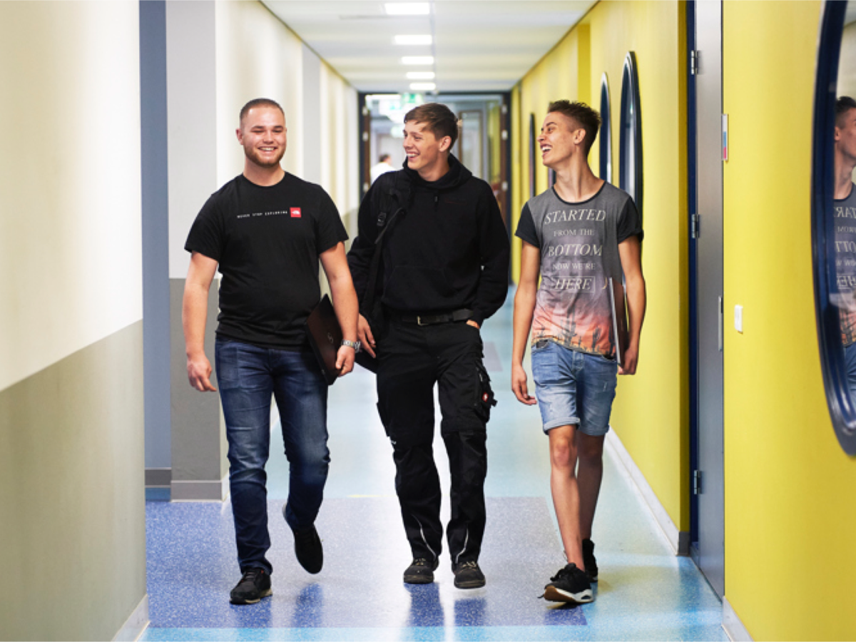 studenten lopen door de gang bij koning willem 1 college
