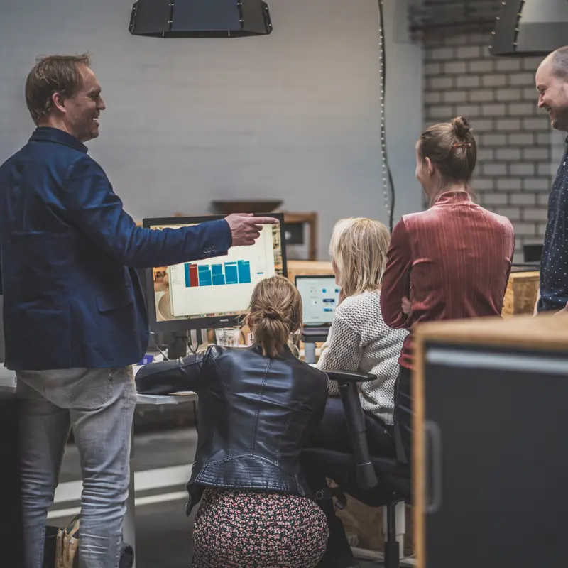 foto van vrolijk online medwerkers tijdens een overleg