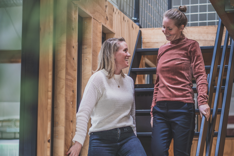 Mariëlle en Lisa van trap af lopend
